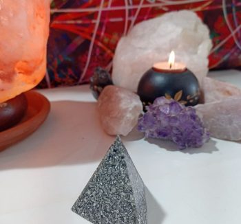 Kleine Pyramide Orgonit 3 Seiten 40 gr.