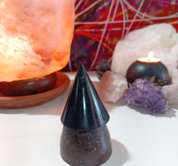 Orgonit Pyramid Cone IRON CHIP mit Magnetitspitze 200 GR