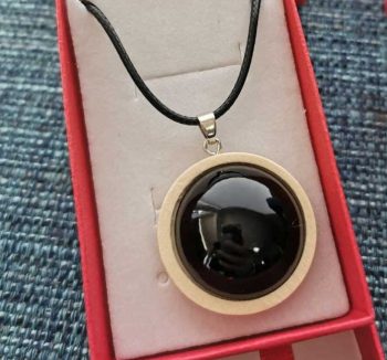 Oranger oder beigefarbener Schungit-Anhänger aus Holz