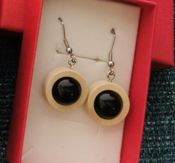 Schungit-Ohrringe aus orangefarbenem oder beigem Holz.