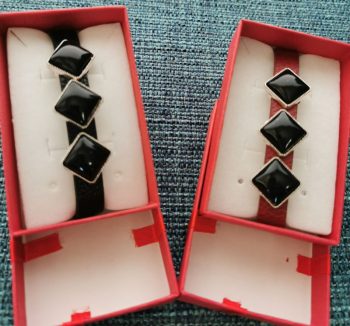 Rotes oder schwarzes Rhombus-Schungit-Armband.